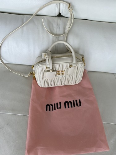 Sac main miu - à,