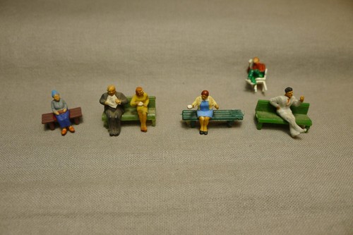 Personnages assis sur des - ho,,