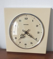 PENDULE carrée en bakélite