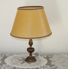 Lampe de table espagnole vintage en laiton avec abat-jour en plastique beige bradé 5555