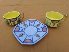 Ensemble deux tasses et une