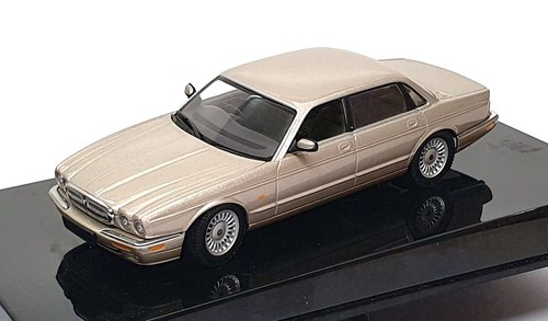 Autoart scale diecast - scale,
