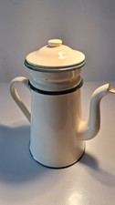 Ancienne Cafetière vintage en métal émaillé beige avec un liseré vert foncé 1950
