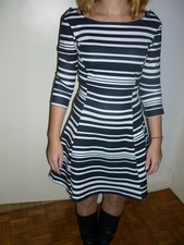 Robe évasée à rayures noires taille S stradivarius
