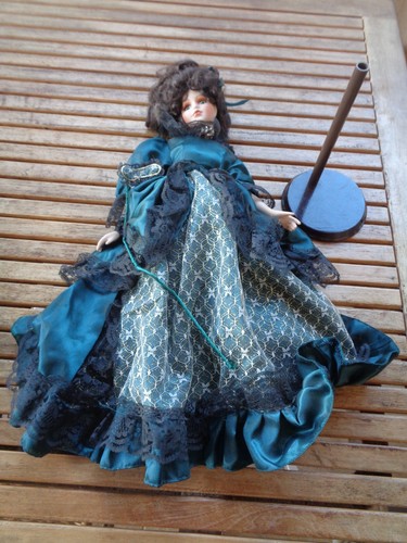 Grande poupée porcelaine robe