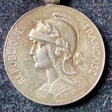 Médaille Coloniale en argent avec agrafe à clapet COMORES en argent