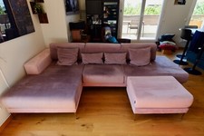 Grand canapé avec pouf et coussins, en velour rose bicolore, en excellent état