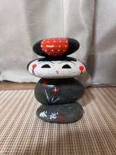 Poupée pileuse en pierre colorée avec chapeau à pois rouges, artisanale, 12 c...