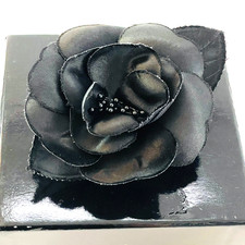 CHANEL broche camélia corsage