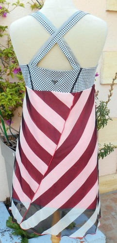 Robe dos mode est a - dos, la