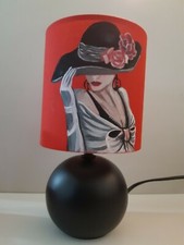 LAMPE DE CHEVET FEMME CHAPEAU MODE PEINT MAIN E033