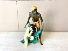 Sculpture Homme protégant une femme en bronze style vienna d'après Franz Bergman