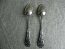 DEUX GRANDES CUILLÈRES EN MÉTAL BLANC - 84 GRAMMES D'ARGENTURE - DÉCOR ROCAILLE