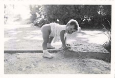 ANCIENNE PHOTOGRAPHIE A SAINT CHAMAS (13) BAMBIN DANS UN PARC POUR ENFANT