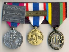 208 - Placard de 3 médailles militaires France - Légion sentinelle 2ème REP