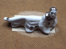 Figurine de Pierrot couché en faïence