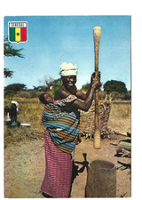 SENEGAL  PILEUSE AU VILLAGE