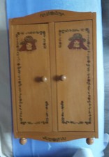 Armoire à poupée en bois