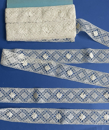 Dentelle ancienne entre deux - ancienne, entre-deux