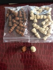 32 PIONS EN BOIS VERNIS POUR