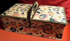BOÎTE à COUTURE -TRAVAILLEUSE ancienne pliante gainée TISSU fleuri VINTAGE an.50