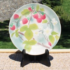 Ancienne assiette en barbotine St Clément 21.5 cm modèle Les Fruits / Framboises
