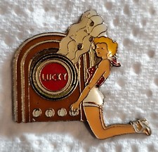 A25 Pin's Pins Pin épinglette Cigarette Tabac Femme Pin Up Lucky Strike