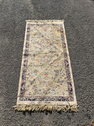 Tapis oriental beige doré