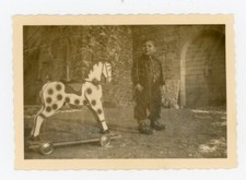 PHOTO snapshot, cheval en bois  à roulettes jouet ancien vintage toy