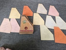 Ancienne Cithare En Bois Laqué - Année 60 - Avec Partition - Fleur (Avec Boîte)