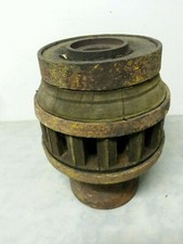 MOYEU DE ROUE DE CHARRETTE EN BOIS EN BON ETAT. 