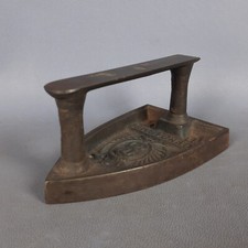 Ancien Fer À Repasser Français Gendarme N. 5 En Fonte Collection XIXe Siècle.