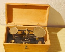 TRES BON ÉTAT .DÉBUT 20 EME.TRÉBUCHET  DE BIJOUTIER.DANS SON  COFFRET.+ 8 POIDS