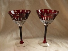 2 COUPES A CHAMPAGNE EN VERRE CRISTALLIN TAILLE,DE COULEUR ROUGE, XXème.