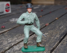 OUGEN PARIS SOLDAT ALLEMAND avec fusil WWII 1/32 plastique vintage COMME NEUF