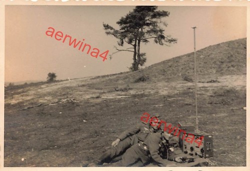 Soldats allemands avec - , radio