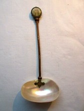 Cuillère Napoléon III, nacre et laiton, Fleur de lys et miniature gentilhomme