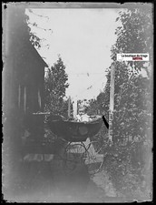 Bébé, landau, Plaque verre photo ancienne, négatif noir & blanc 9x12 cm