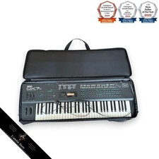 Synthétiseur Yamaha DX7s avec