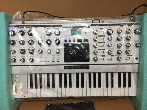Moog voyager white performer - voyager,