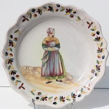 PLAT EN FAIENCE DE MALICORNE - PERSONNAGE BRETON EN COSTUME - D. 34,5 cm