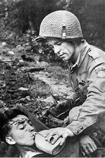 WW2 - Un Parachutiste de la 82° Airborne vient en aide à un blessé allemand