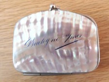 Ancien petit porte monnaie en nacre. Souvenir de Boulogne sur mer XIXème. Réf.11