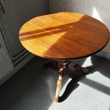 Table ronde en bois diamétre