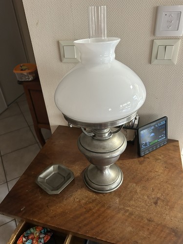 Une lampe etain avec - etain, l,abat