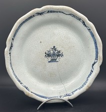 Plat rond chantourné « Cul-Noir » en faïence de Rouen, XVIII-XIXème, en l’état