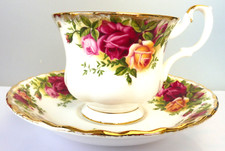 TASSE THE & SOUCOUPE PORCELAINE ANGLAISE ROYAL ALBERT OLD COUNTRY ROSES