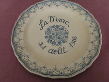 Assiette plate en faïence de Moustiers ......... La Vivre...........