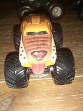 Monster Jam MONSTER MUTT 4 x 4 Truck Hot Wheels 1:64  Mattel Metal Base