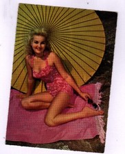 PIN-UP à la PLAGE / TOP-MODELE avec OMBRELLE CHINOISE période 1950-1960